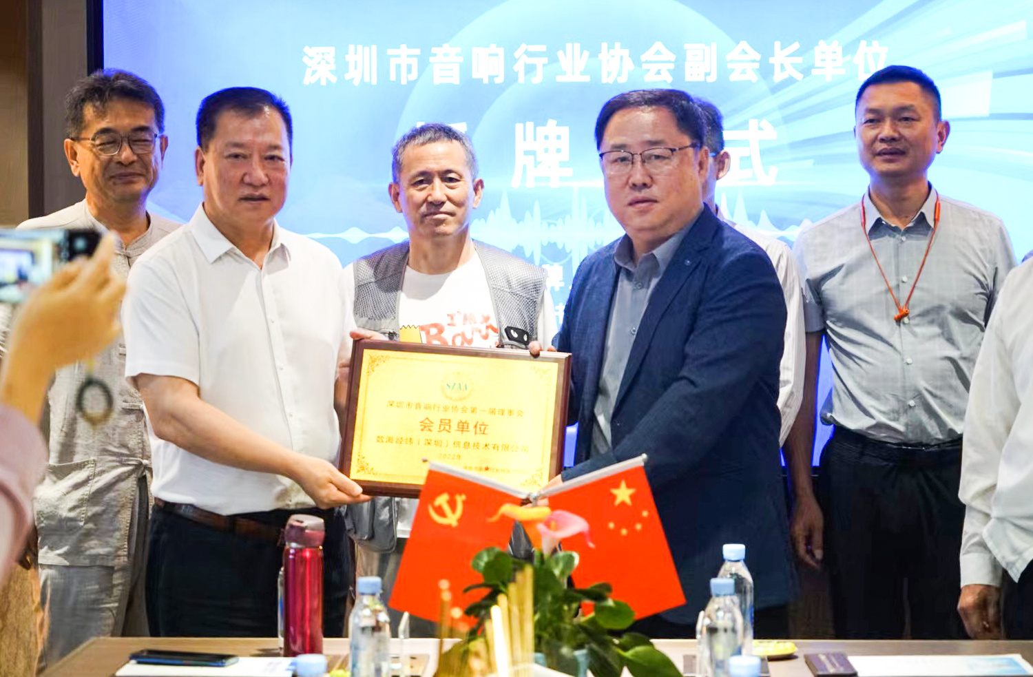 1652785701180180.jpg 03協(xié)會劉曉彤會長(圖右)為數(shù)海信息劉富董事長(圖左)授牌.jpg